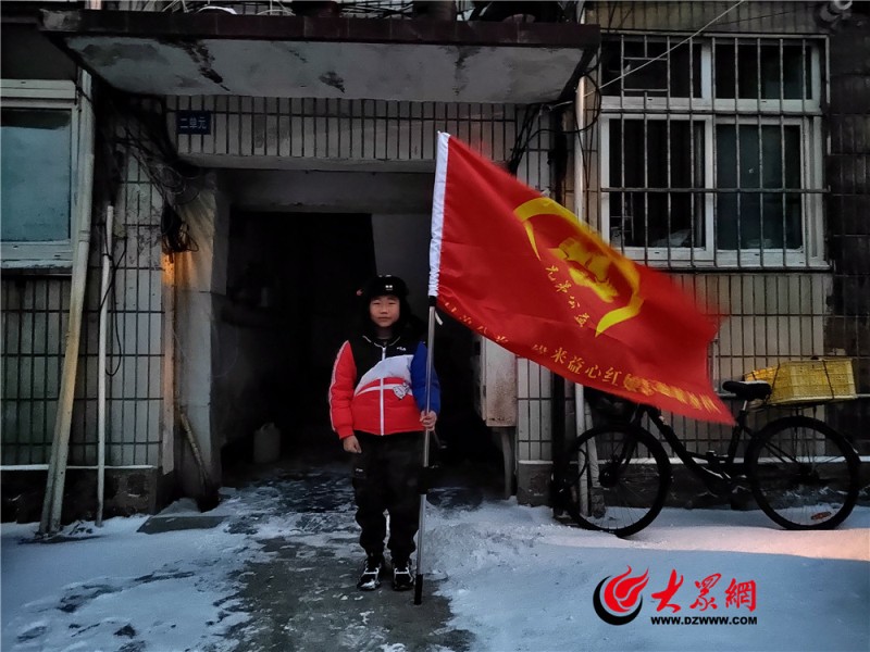 向光而行益路有我 青岛兄弟公益开展“学雷锋”志愿扫雪活动