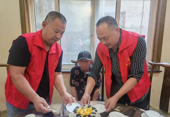 深化“物质+服务”模式，让特困老人生日不孤单